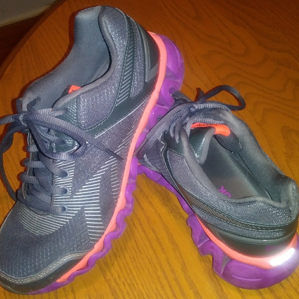 Tennis shoes